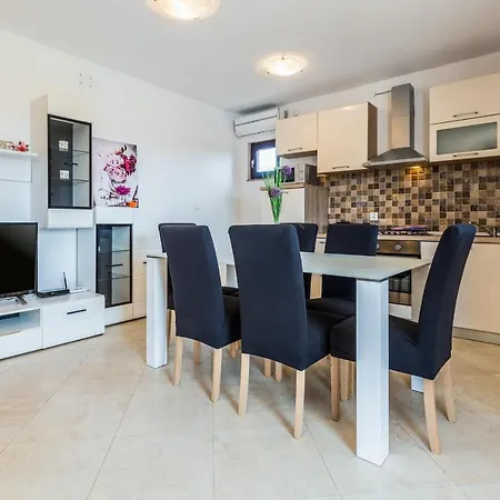 Cozy Sejdi With Private Pool In * Pula