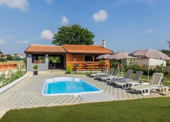 别墅 Cozy Sejdi With Private Pool In By Wiibuk 普拉