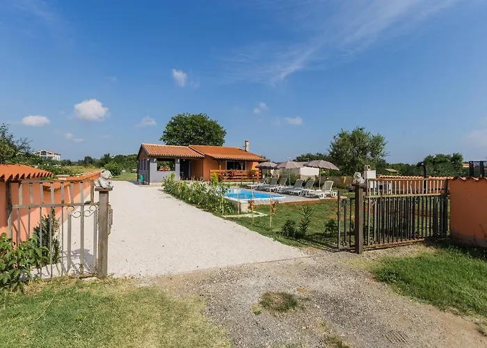 别墅 Cozy Sejdi With Private Pool In By Wiibuk 普拉