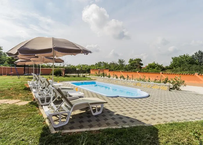 别墅 Cozy Sejdi With Private Pool In By Wiibuk *