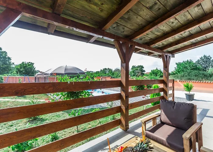 别墅 Cozy Sejdi With Private Pool In By Wiibuk *