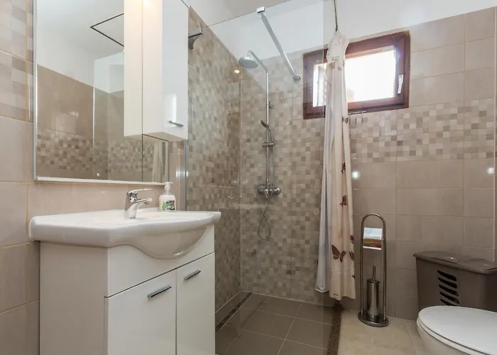 Cozy Sejdi With Private Pool In By Wiibuk 别墅