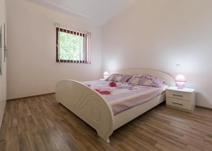 别墅 Cozy Sejdi With Private Pool In By Wiibuk