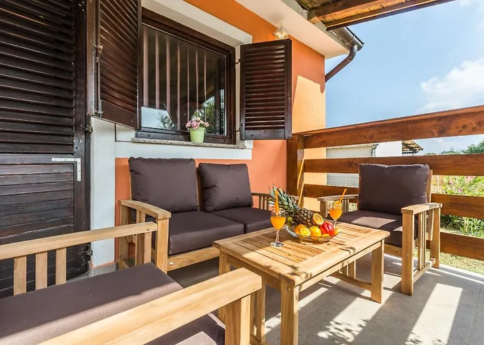 别墅 Cozy Sejdi With Private Pool In By Wiibuk