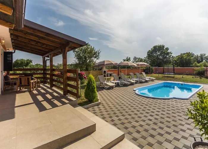 Cozy Sejdi With Private Pool In By Wiibuk 普拉